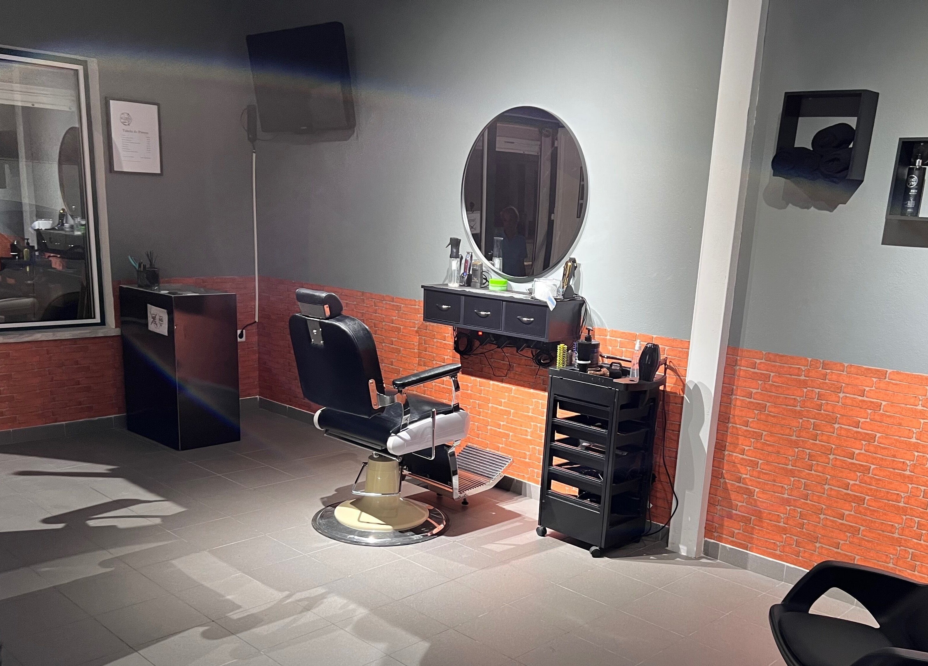 Interior da Silvinho Barbearia em Foros de Salvaterra, Santarém, PT, com cadeira de barbeiro clássica.