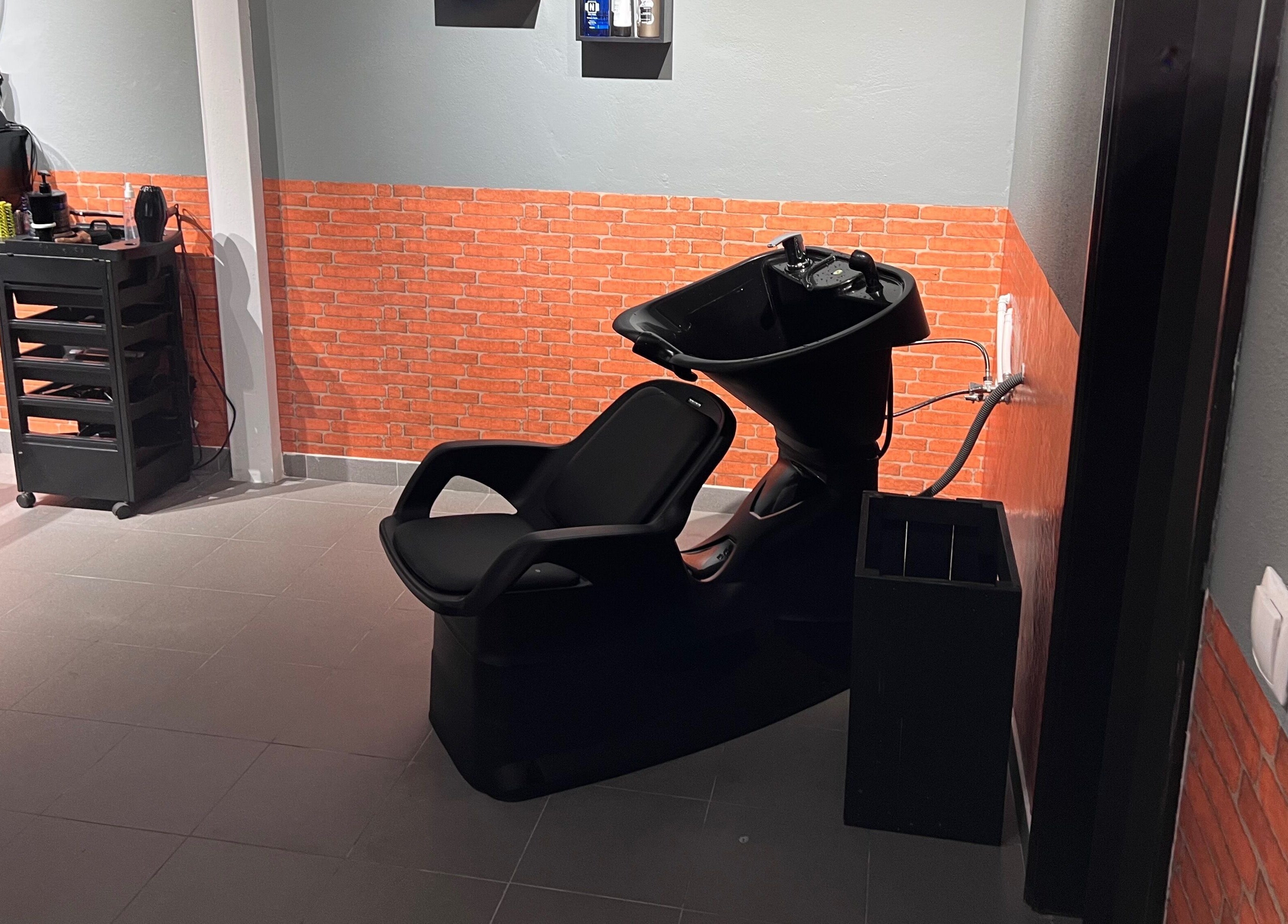 Lavatório moderno no Silvinho Barbearia, Foros de Salvaterra, Santarém, PT. Espaço confortável e profissional.