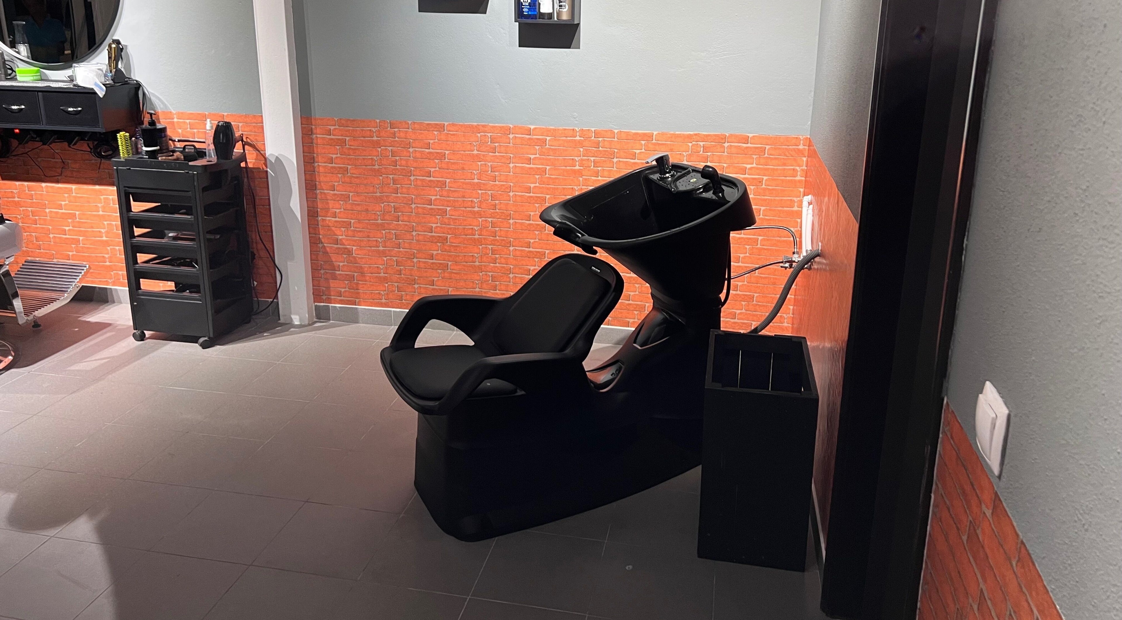 Lavatório moderno no Silvinho Barbearia, Foros de Salvaterra, Santarém, PT. Espaço confortável e profissional.