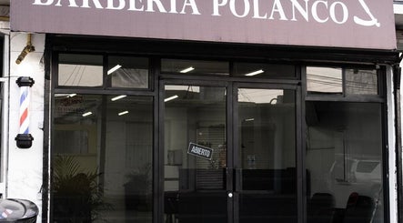 Fachada de Barbería Polanco en Tijuana, Baja California, MX con letrero abierto.