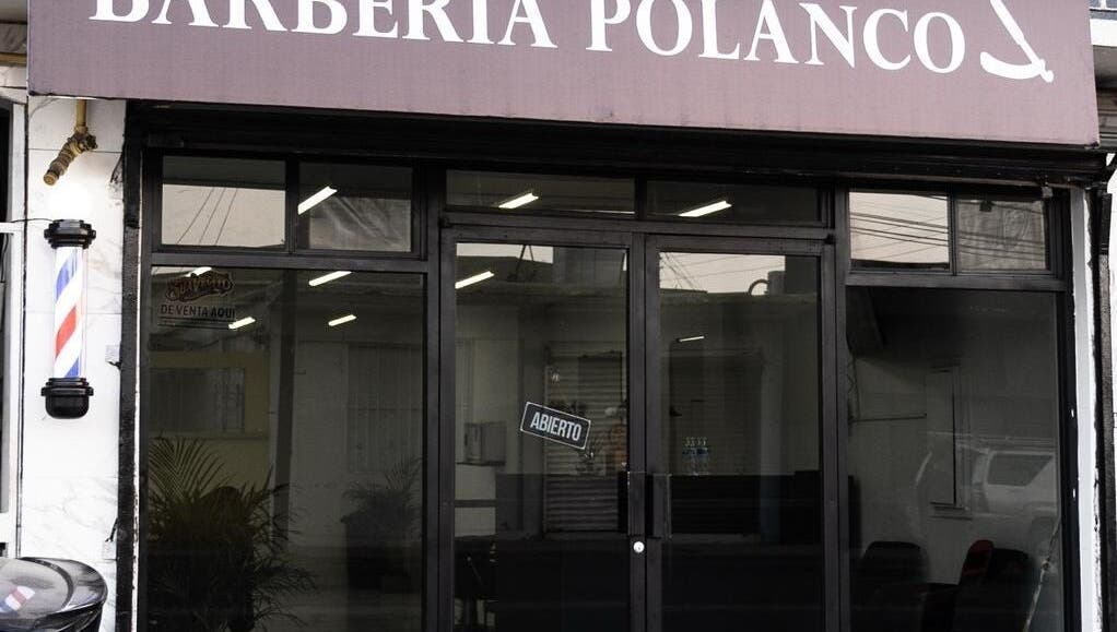 Entrada de Barbería Polanco en Tijuana, Baja California, MX, mostrando el letrero y puerta principal.
