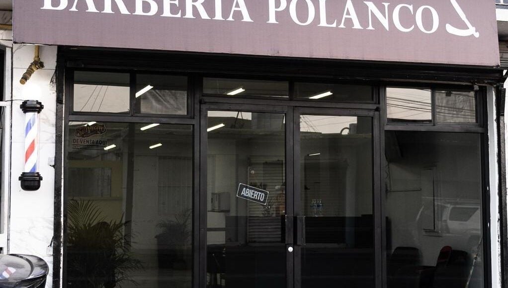 Entrada de Barbería Polanco en Tijuana, Baja California, MX, mostrando el letrero y puerta principal.