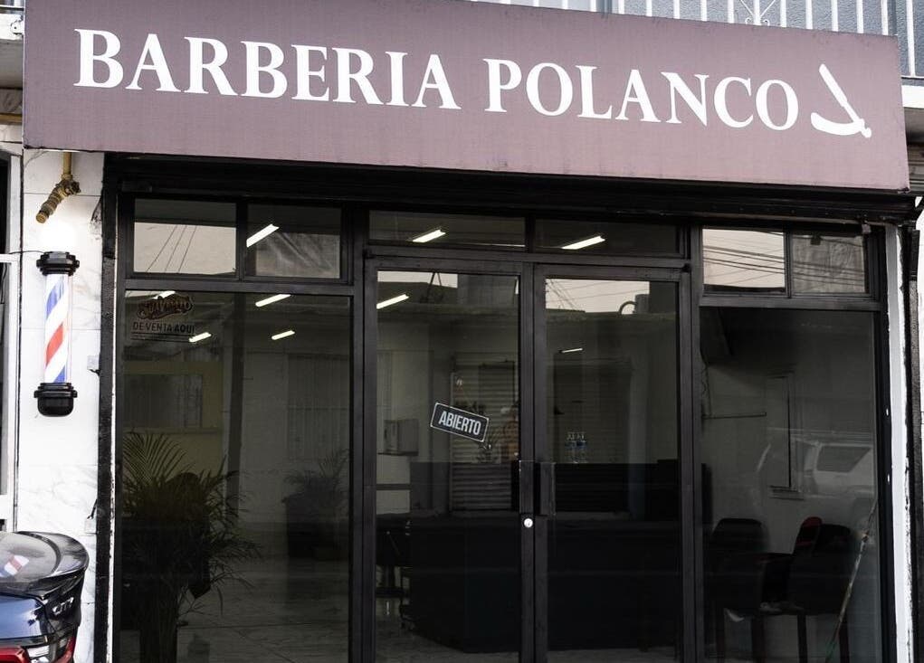 Entrada de Barbería Polanco en Tijuana, Baja California, MX, mostrando el letrero y puerta principal.