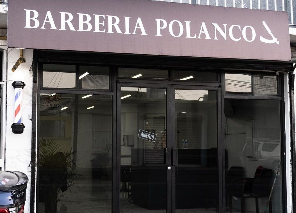 Entrada de Barbería Polanco en Tijuana, Baja California, MX, mostrando el letrero y puerta principal.
