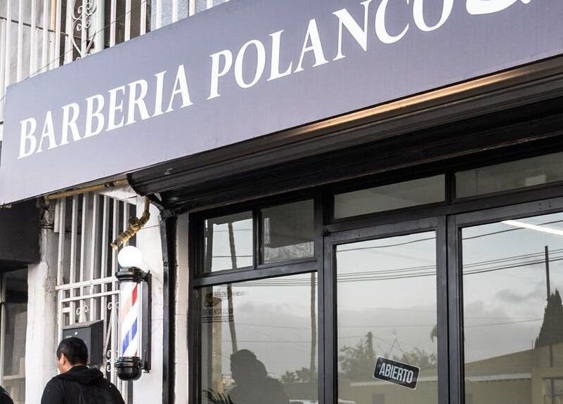 Fachada de Barbería Polanco en Tijuana, Baja California, MX con letrero abierto.