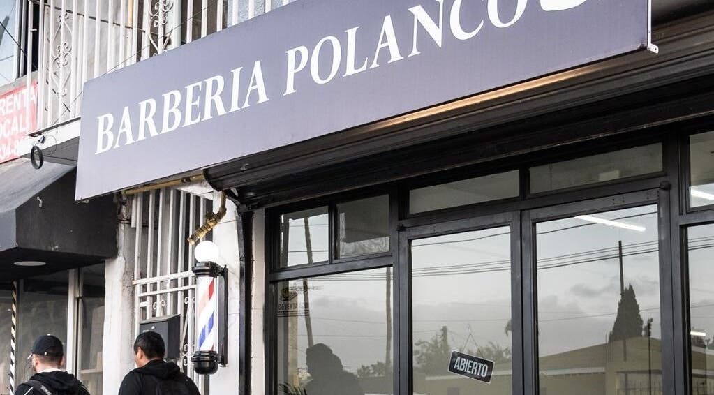 Fachada de Barbería Polanco en Tijuana, Baja California, MX con letrero abierto.