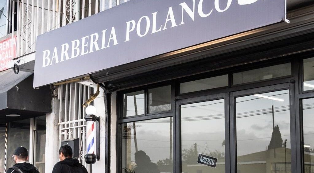 Fachada de Barbería Polanco en Tijuana, Baja California, MX con letrero abierto.