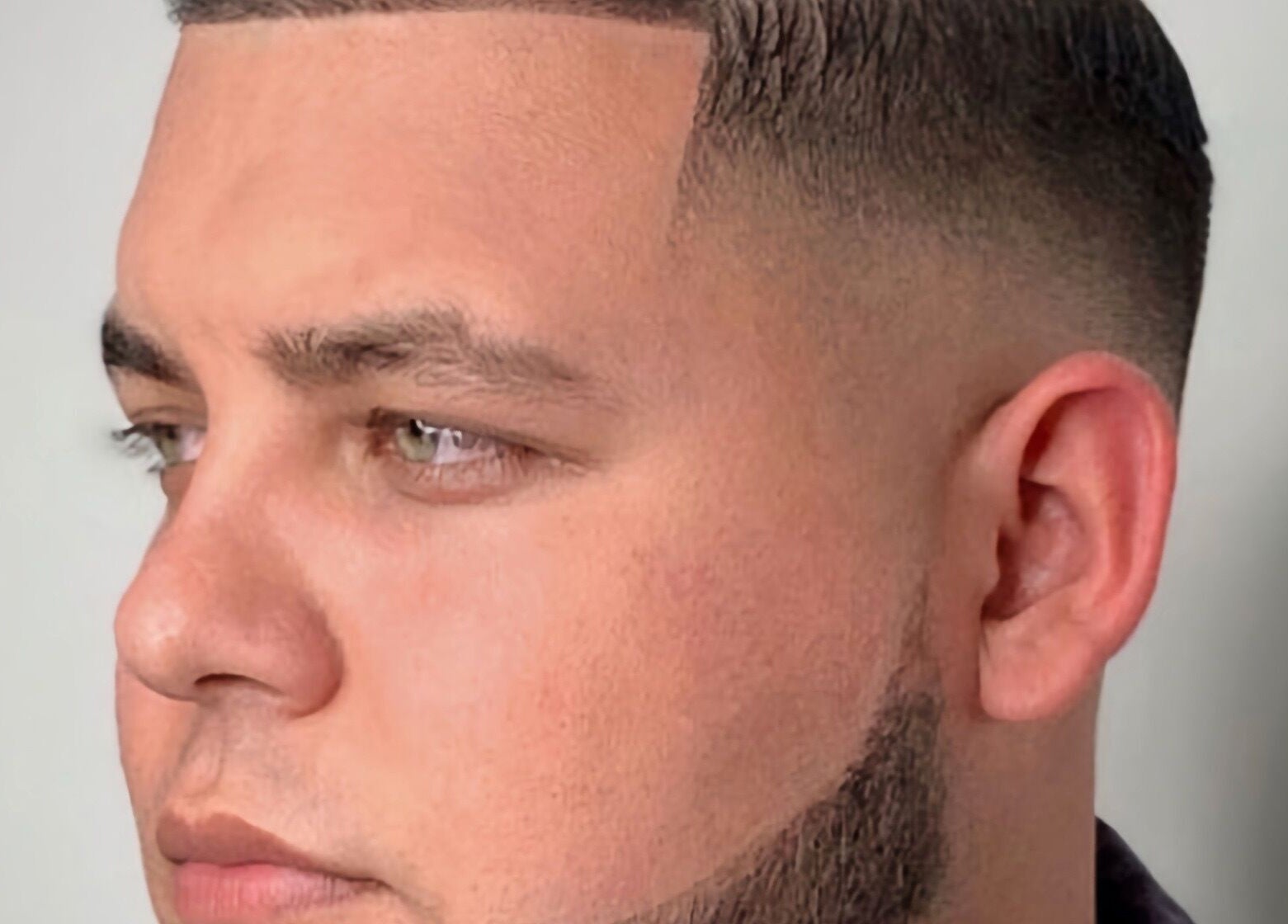 Corte preciso en Barbería Polanco en Tijuana, Baja California, MX, destacando estilo profesional moderno.