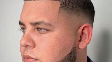 Corte preciso en Barbería Polanco en Tijuana, Baja California, MX, destacando estilo profesional moderno.