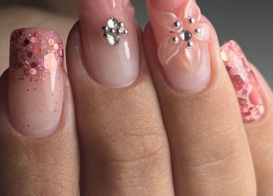 Nail art élégant rose avec strass à Beauté Bleu Marine, Gensac-la-pallue, Nouvelle-aquitaine, FR.
