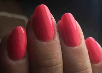 Manucure éclatante avec vernis rose chez Beauté Bleu Marine, Gensac-la-pallue, Nouvelle-aquitaine, FR.