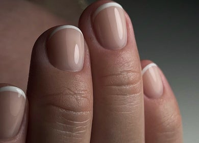Manucure chic à Beauté Bleu Marine, Gensac-la-pallue, Nouvelle-aquitaine, FR, avec des ongles impeccables.