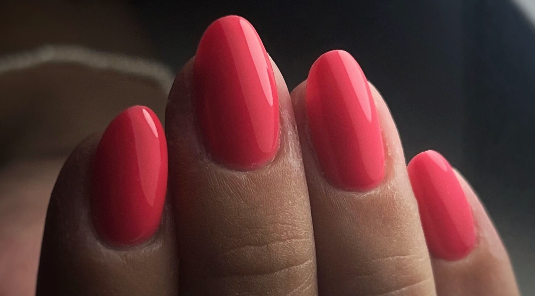 Manucure élégante avec vernis rose vif chez Beauté Bleu Marine, Gensac-la-pallue, Nouvelle-aquitaine, FR.