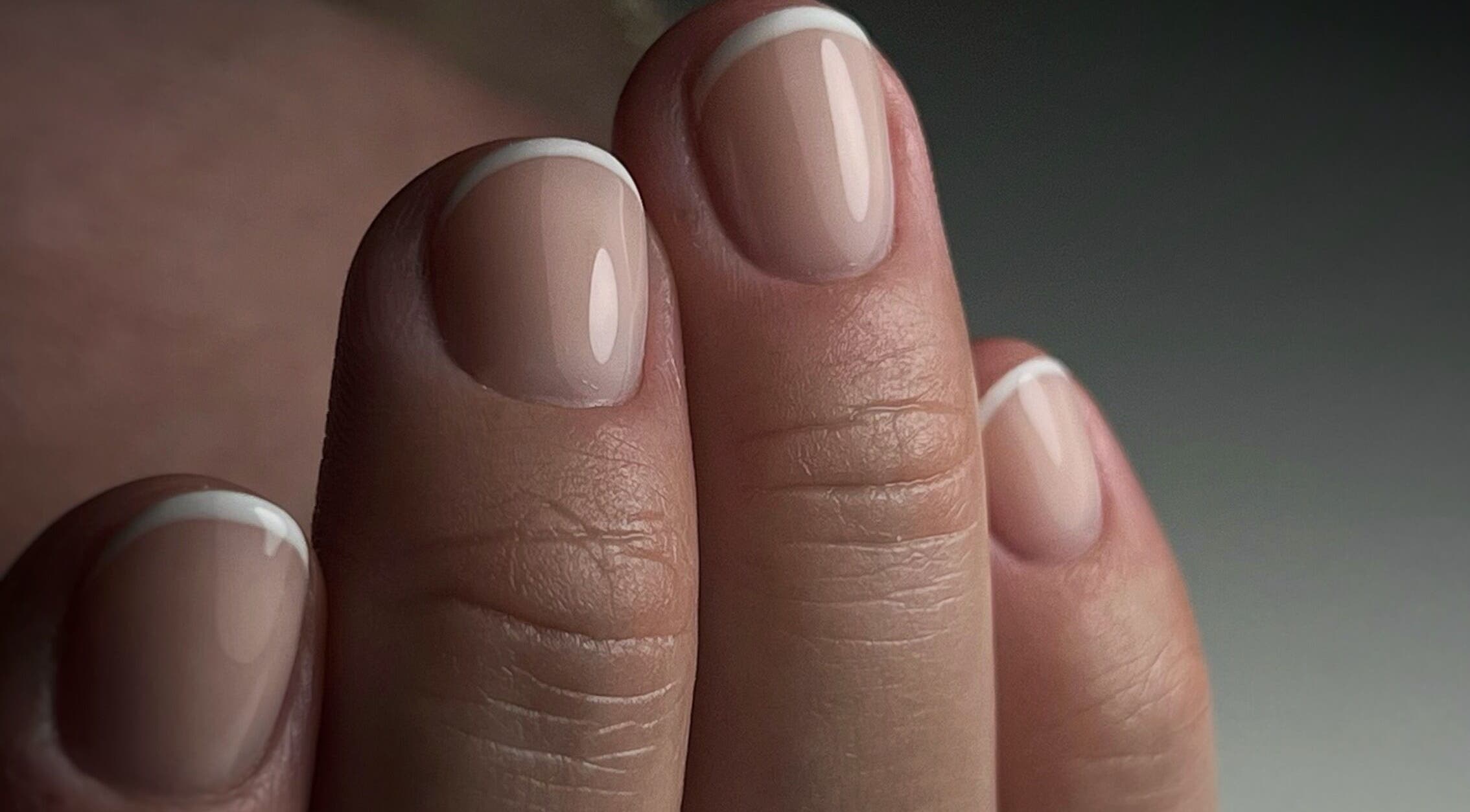 Manucure élégante à Beauté Bleu Marine, Gensac-la-pallue, Nouvelle-aquitaine, FR.