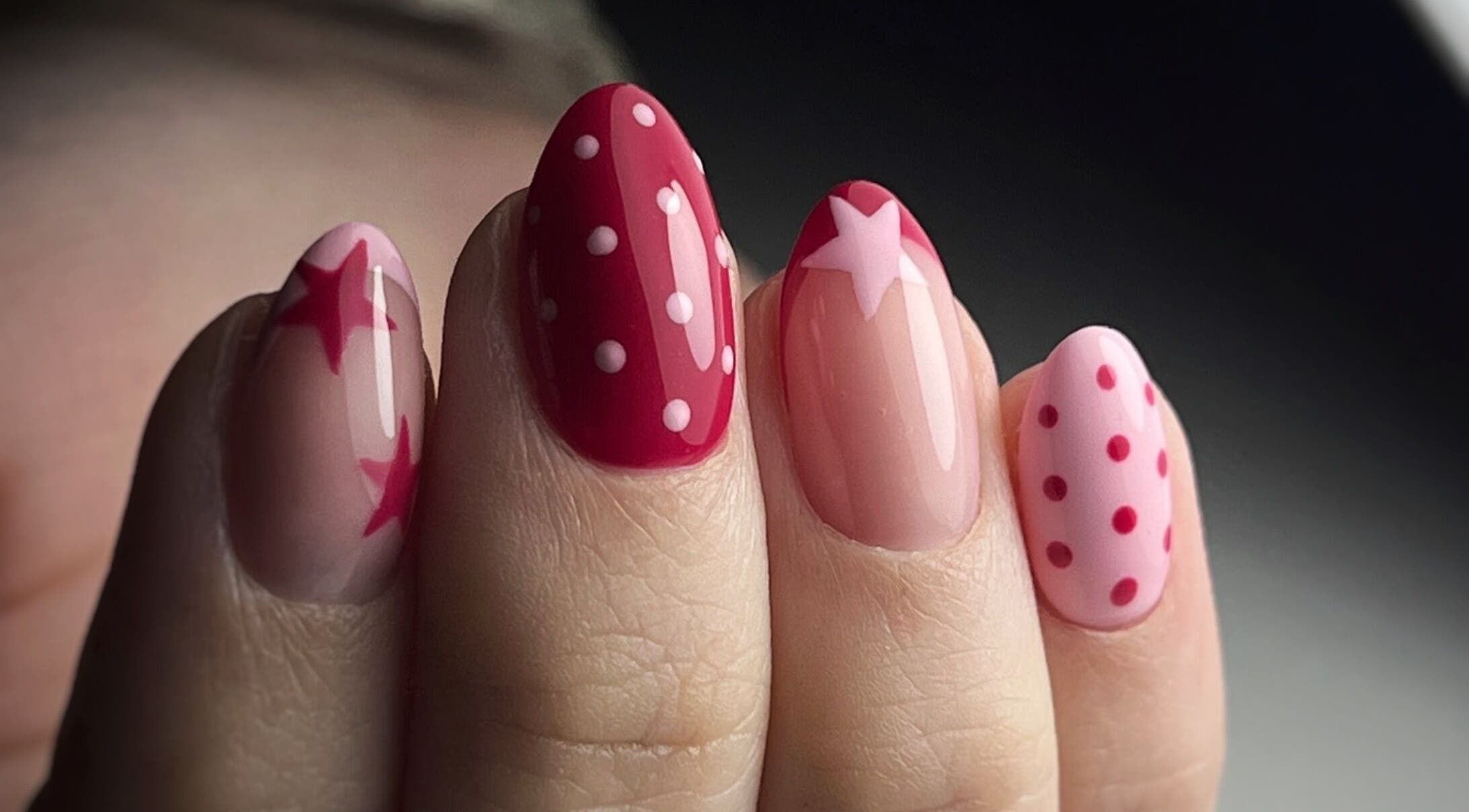 Design ongles moderne chez Beauté Bleu Marine, Gensac-la-pallue, Nouvelle-aquitaine, FR. Étoiles et pois roses.