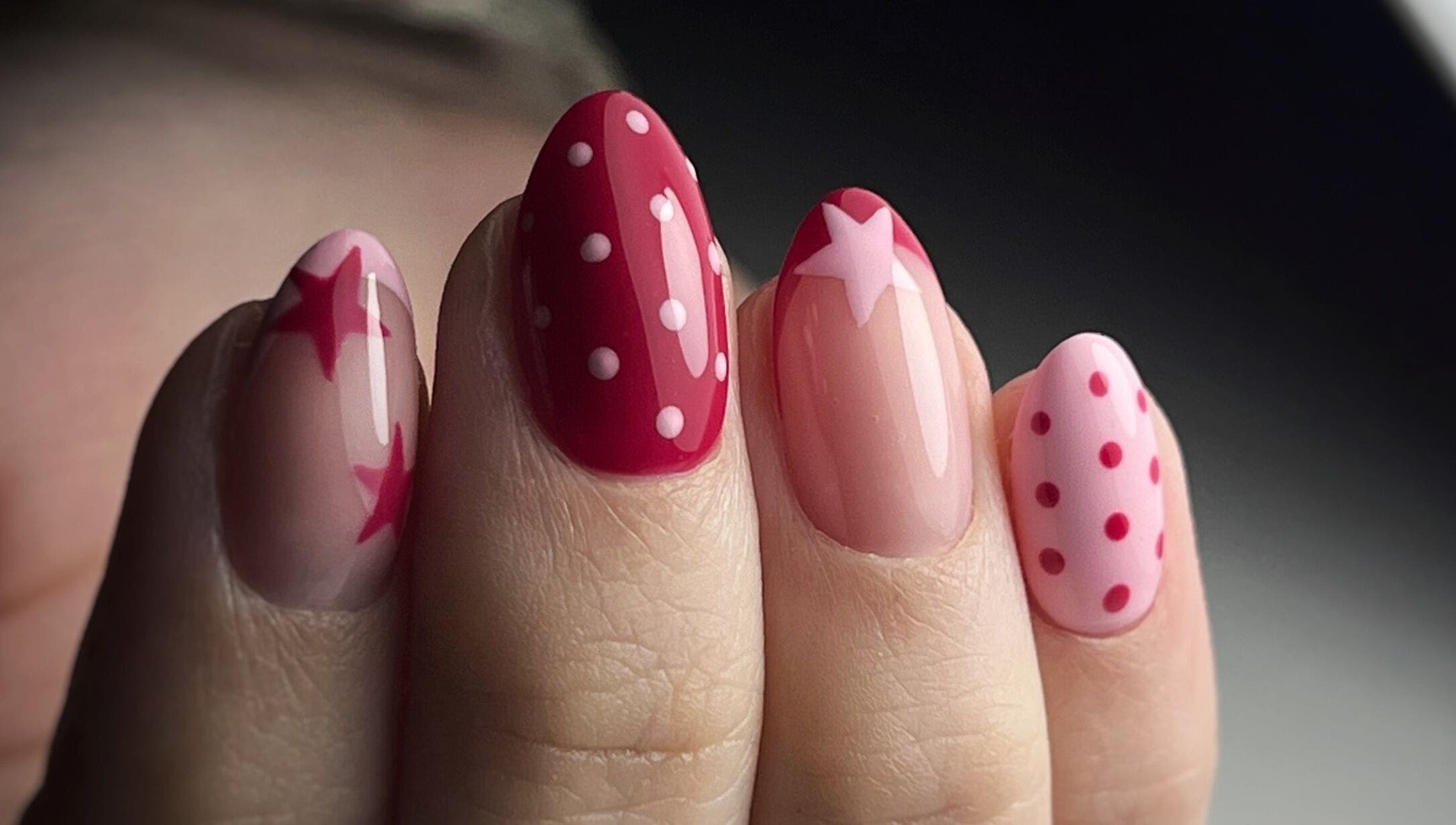 Nail art rose et étoilé chez Beauté Bleu Marine, Gensac-la-pallue, Nouvelle-aquitaine, FR.