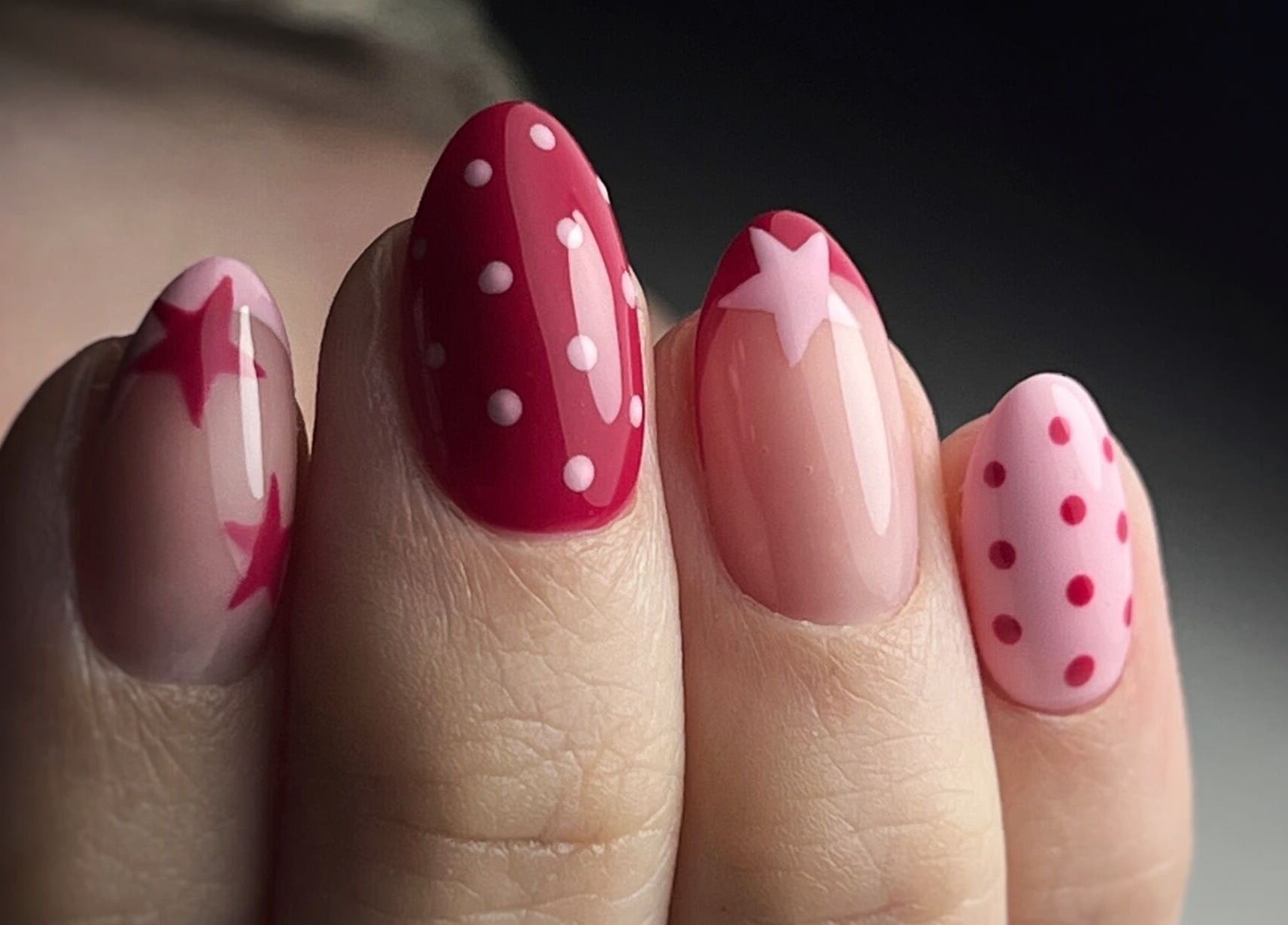 Nail art rose et étoilé chez Beauté Bleu Marine, Gensac-la-pallue, Nouvelle-aquitaine, FR.