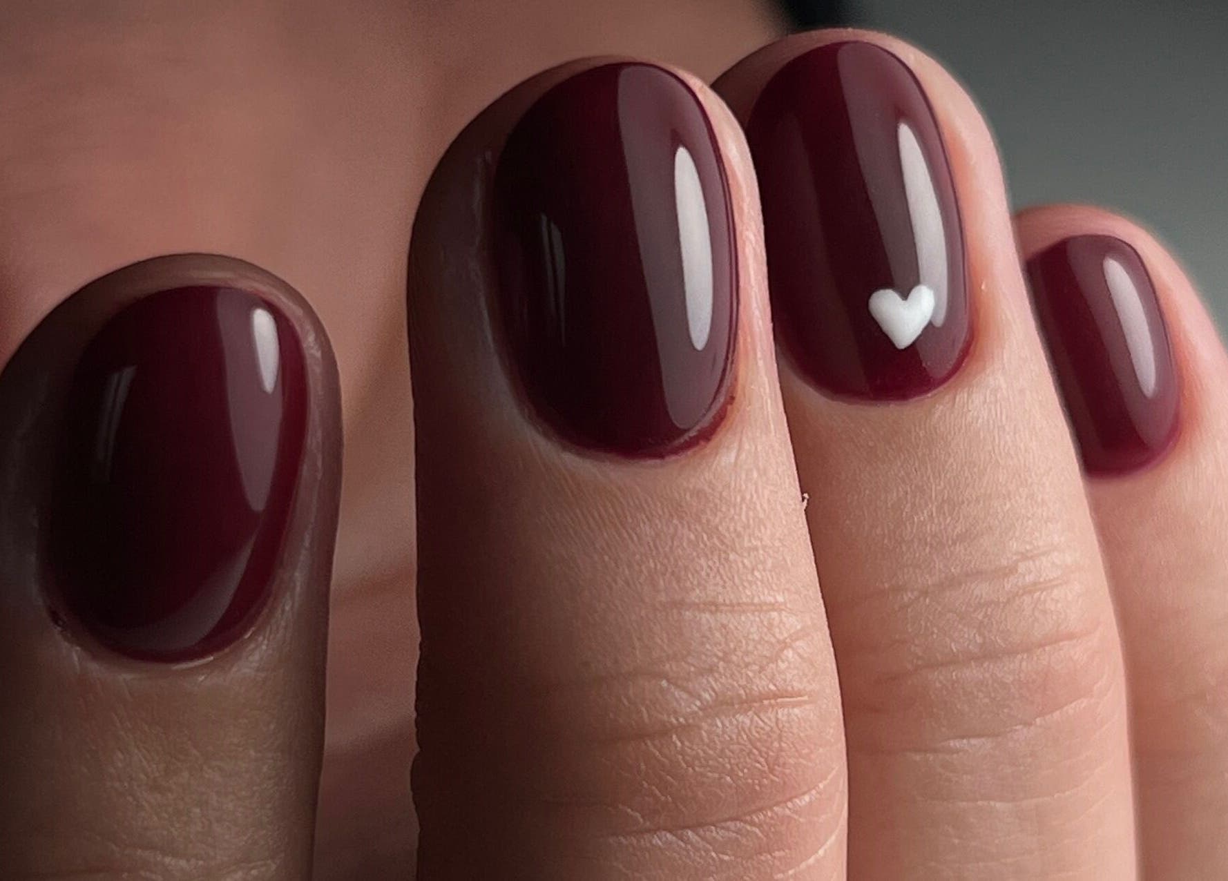 Nail art bordeaux avec cœur blanc chez Beauté Bleu Marine, Gensac-la-Pallue, Nouvelle-Aquitaine, FR.