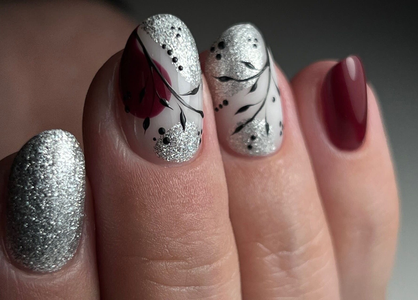 Design d'ongles étincelant à Beauté Bleu Marine, Gensac-la-pallue, Nouvelle-aquitaine, FR.