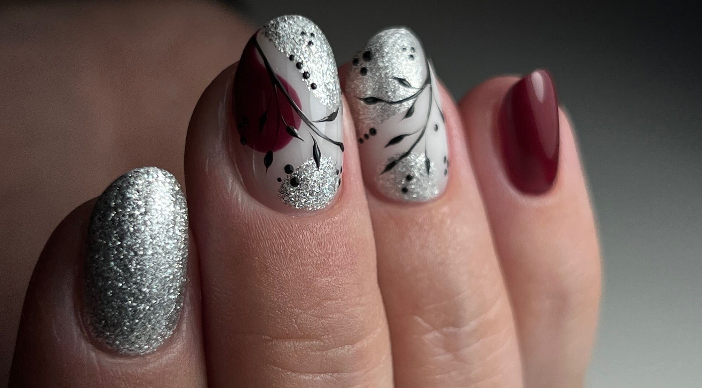 Design d'ongles étincelant à Beauté Bleu Marine, Gensac-la-pallue, Nouvelle-aquitaine, FR.