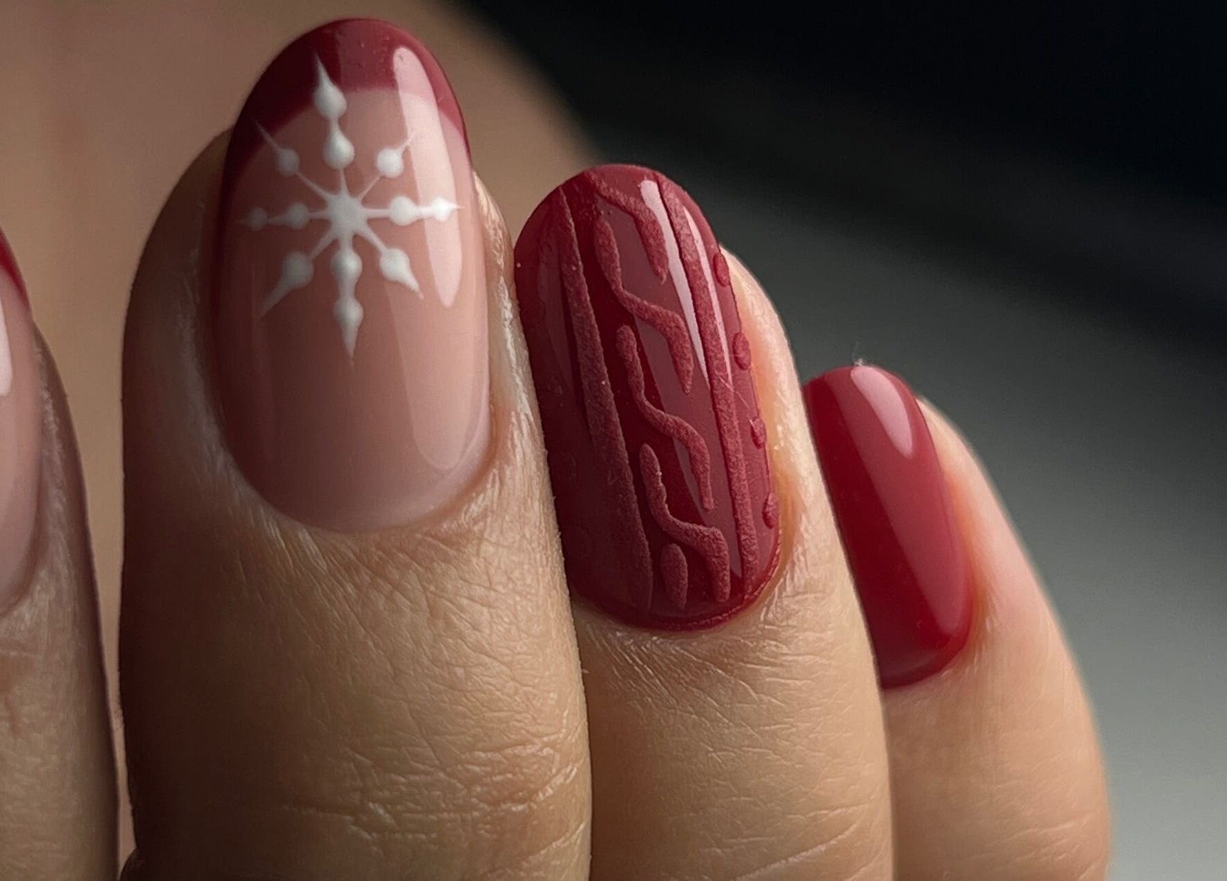 Manucure élégante rouge à Beauté Bleu Marine, Gensac-la-Pallue, Nouvelle-Aquitaine, FR.