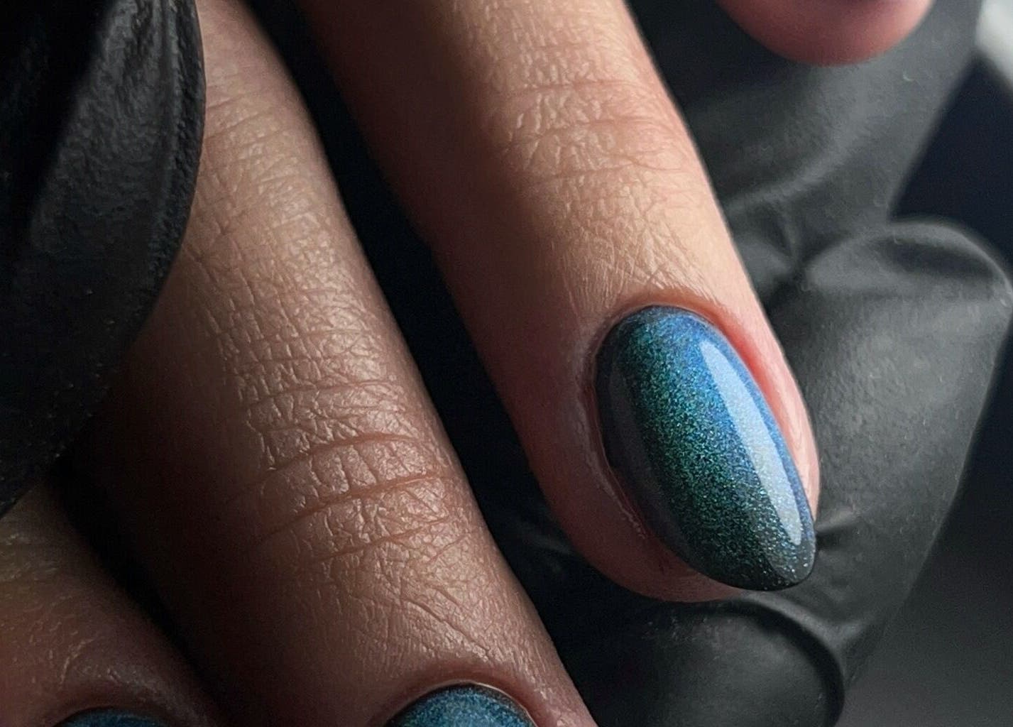 Manucure émeraude au Beauté Bleu Marine, Gensac-la-pallue, Nouvelle-aquitaine, FR, ongle élégant et raffiné.