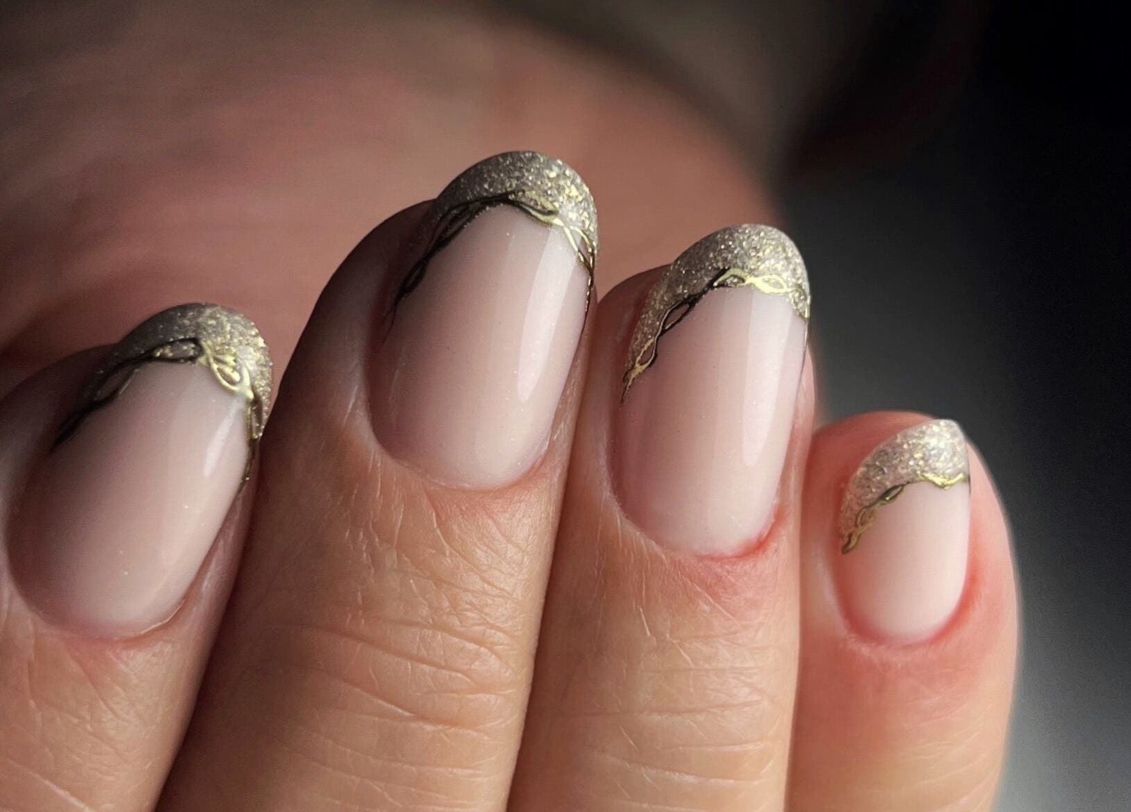 Design d'ongles élégant avec bordure dorée à Beauté Bleu Marine, Gensac-la-pallue, Nouvelle-aquitaine, FR.