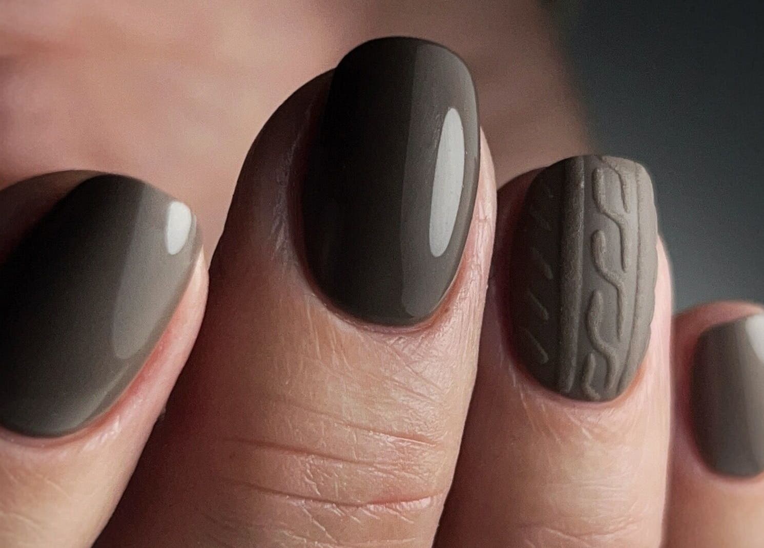 Manucure brune élégante avec motifs à Beauté Bleu Marine, Gensac-la-pallue, Nouvelle-aquitaine, FR.