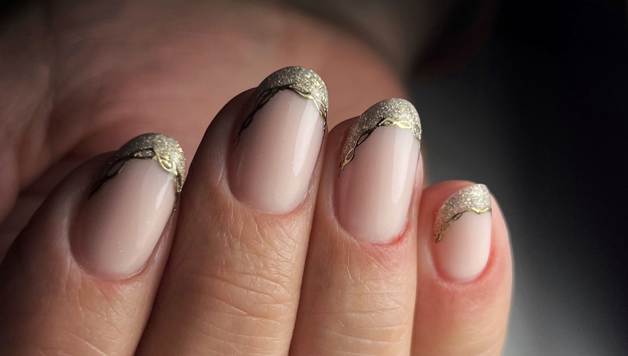 Designs d'ongles élégants à Beauté Bleu Marine, Gensac-la-pallue, Nouvelle-aquitaine, FR.