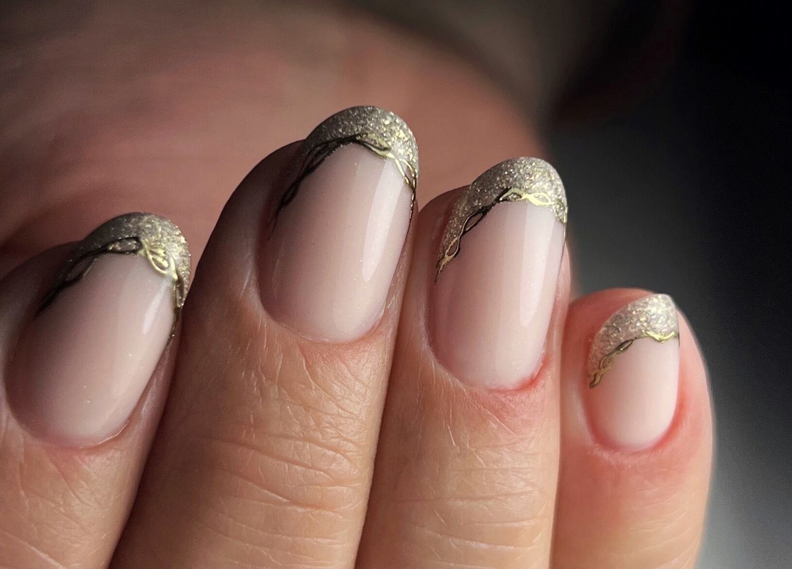 Designs d'ongles élégants à Beauté Bleu Marine, Gensac-la-pallue, Nouvelle-aquitaine, FR.