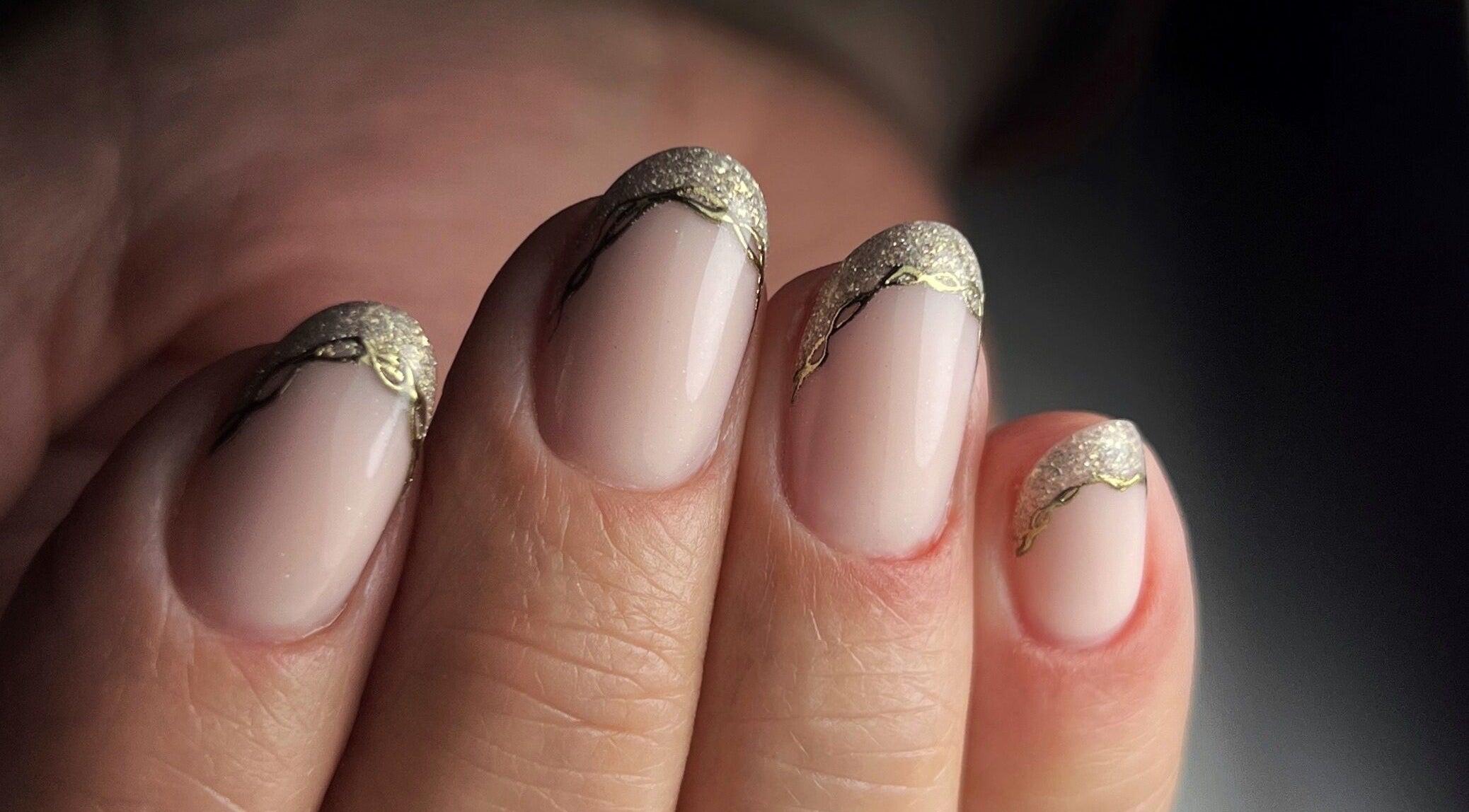 Designs d'ongles élégants à Beauté Bleu Marine, Gensac-la-pallue, Nouvelle-aquitaine, FR.