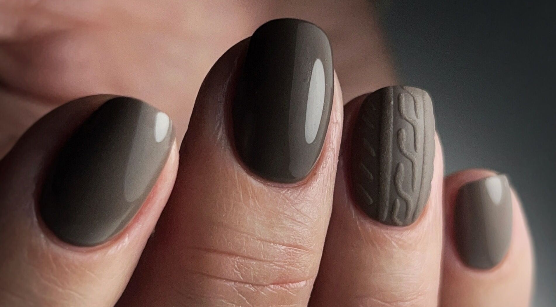 Manucure gris foncé avec texture chez Beauté Bleu Marine à Gensac-la-pallue, Nouvelle-aquitaine, FR.