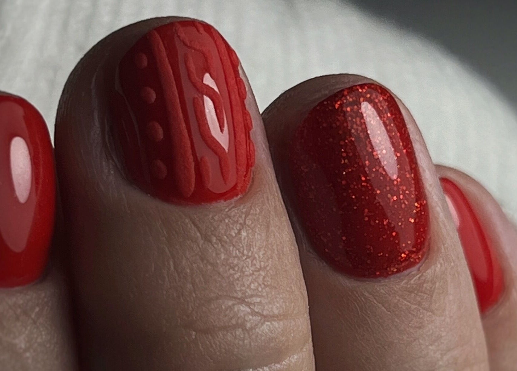 Manucure rouge brillante chez Beauté Bleu Marine, Gensac-la-pallue, Nouvelle-aquitaine, FR.