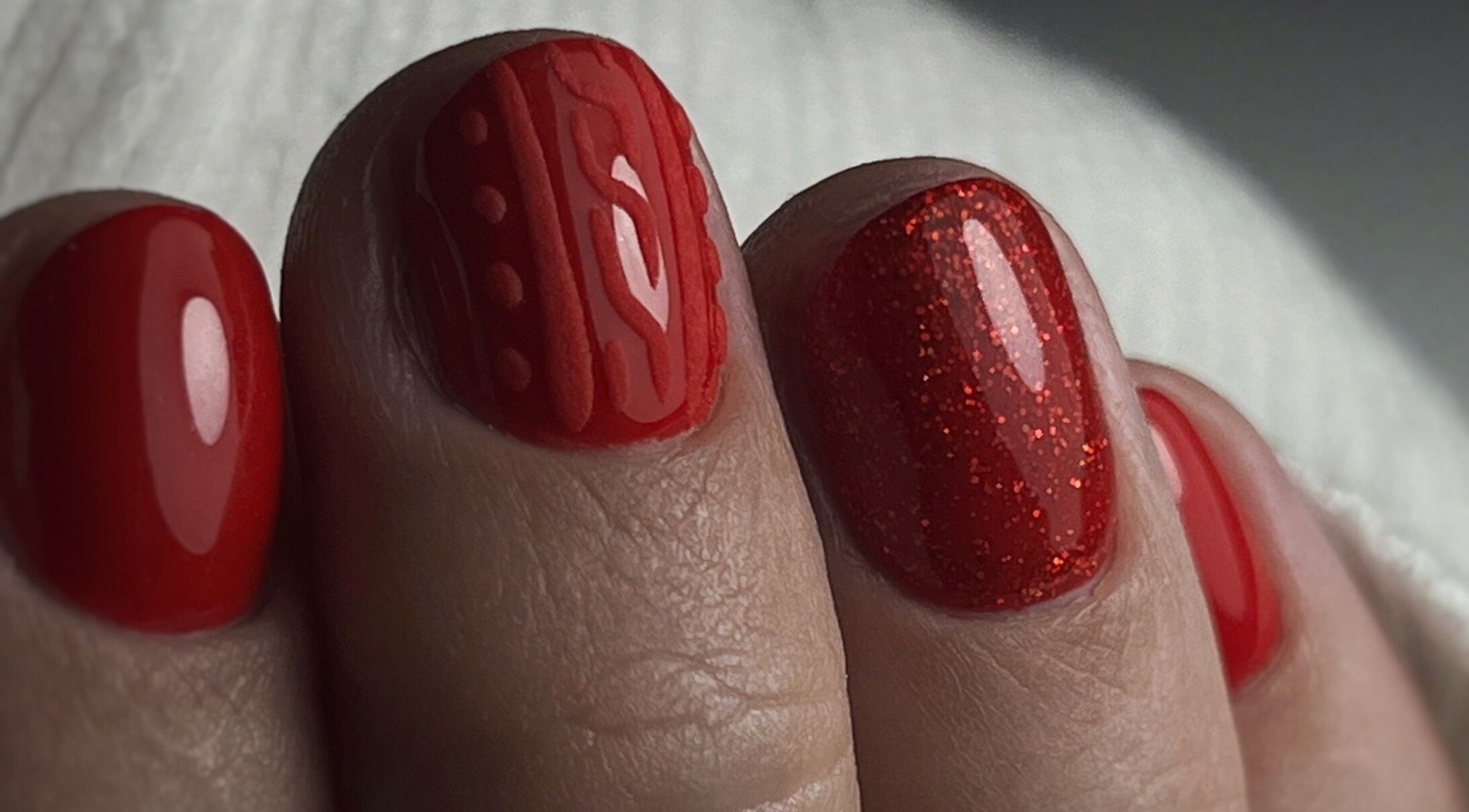 Manucure rouge brillante chez Beauté Bleu Marine, Gensac-la-pallue, Nouvelle-aquitaine, FR.