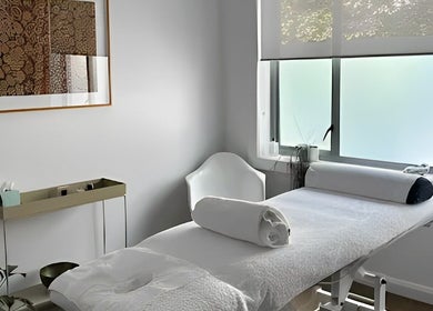 Relaxing massage room at The Deep Unwind, Woollahra, New South Wales, AU with a bed and calming decor.