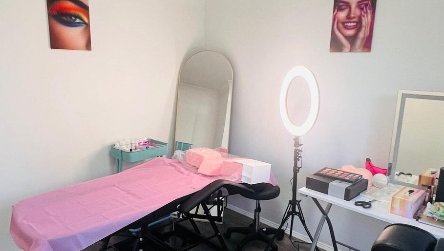 Zee Lash & Brow Dermal Beauty Salon, bild 1