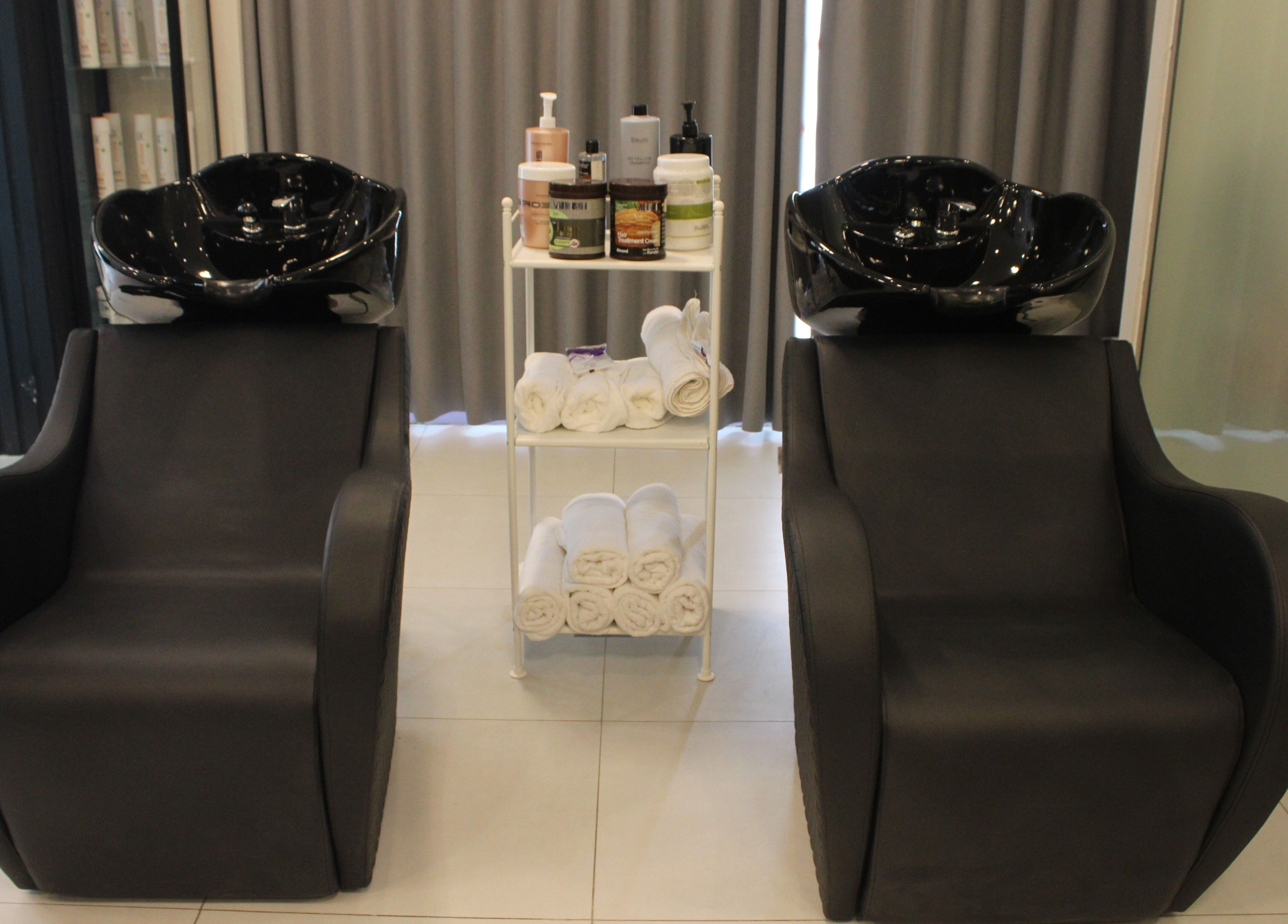 Luxurious wash stations at Aklel AlJamal Salon, Riyadh, Riyadh Province, SA, offering premium hair care.