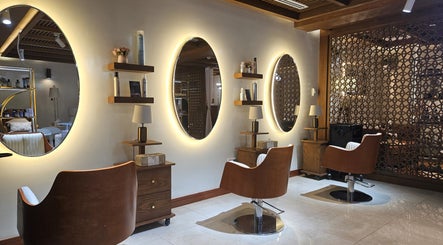 Chic interior of Noor Alhala Beauty Salon in الشارقة, إمارة الشارقةّ, AE with stylish illuminated mirrors.