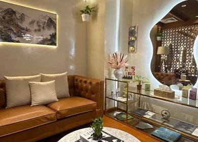 Relaxing lounge area at Noor Alhala Beauty Salon, الشارقة, إمارة الشارقةّ, AE with stylish decor and seating.