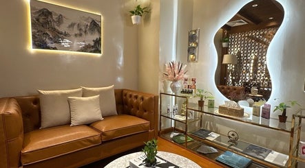 Relaxing lounge area at Noor Alhala Beauty Salon, الشارقة, إمارة الشارقةّ, AE with stylish decor and seating.