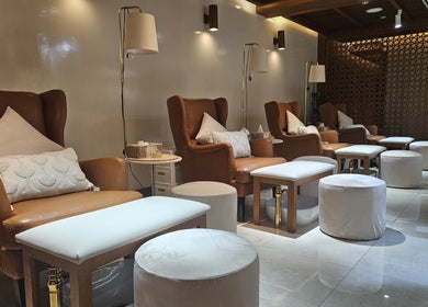 Luxurious seating area at Noor Alhala Beauty Salon, الشارقة, إمارة الشارقةّ, AE, with comfortable chairs and lamps.