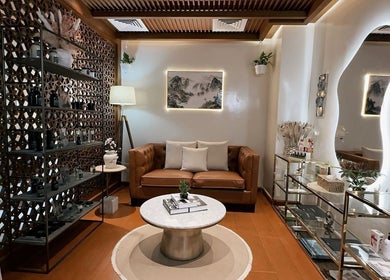 Elegant lounge area at Noor Alhala Beauty Salon, الشارقة, إمارة الشارقةّ, AE, featuring plush seating and decor.