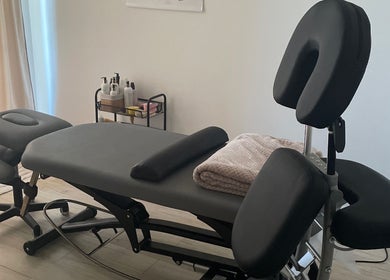Pokój zabiegowy Sakura-Kobido Studio w Zamościu, PL z nowoczesnym stołem do masażu.