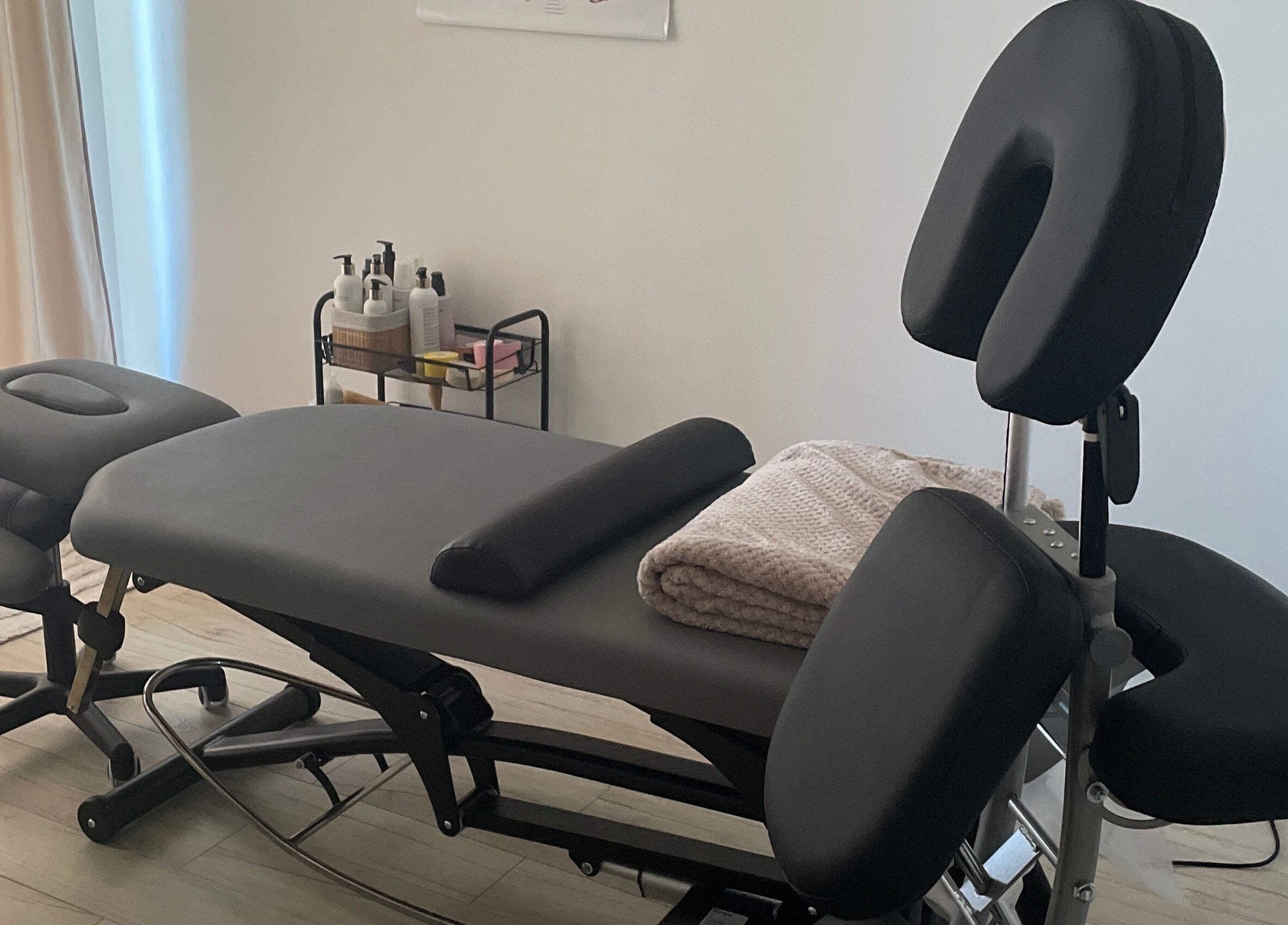 Pokój zabiegowy Sakura-Kobido Studio w Zamościu, PL z nowoczesnym stołem do masażu.