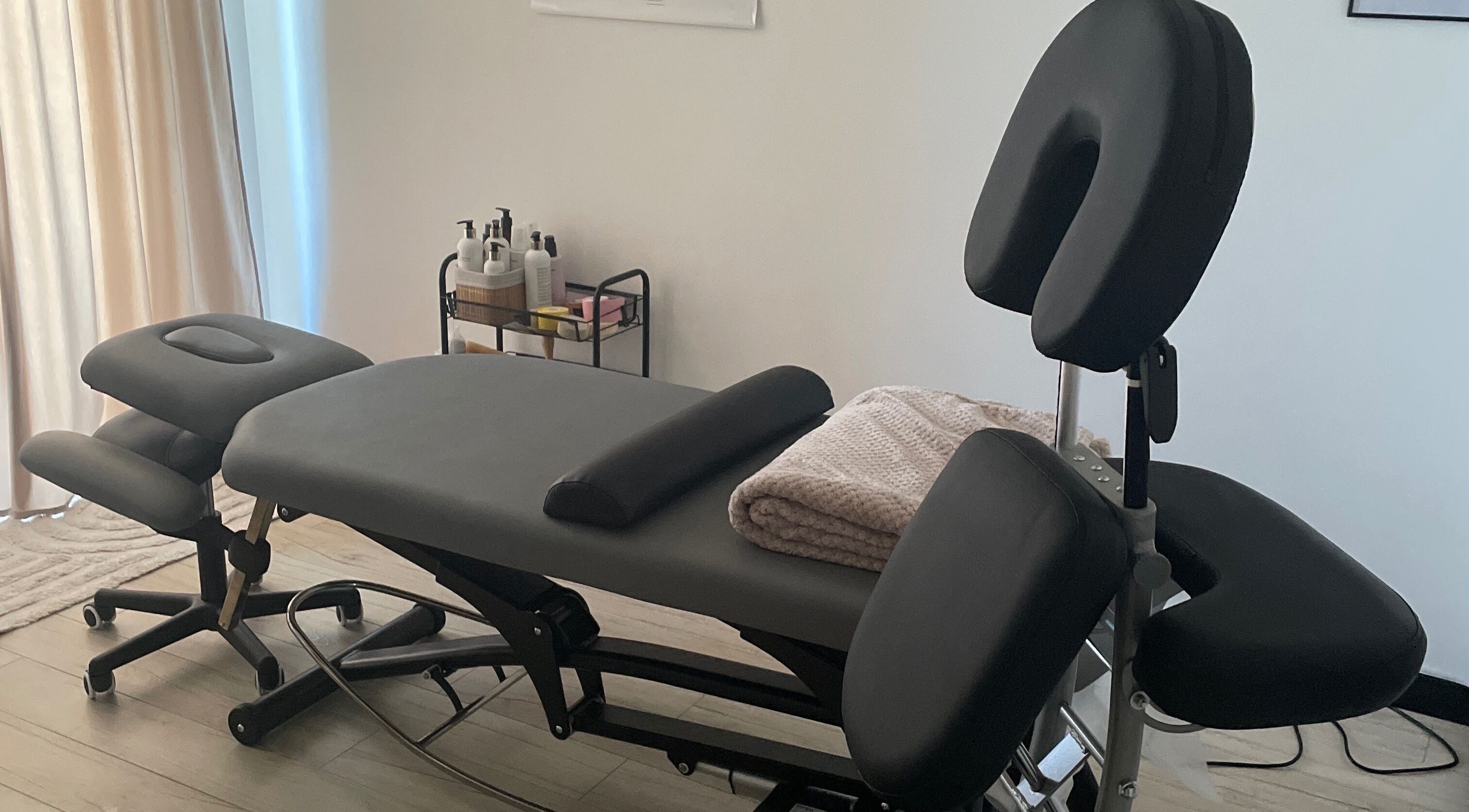 Pokój zabiegowy Sakura-Kobido Studio w Zamościu, PL z nowoczesnym stołem do masażu.