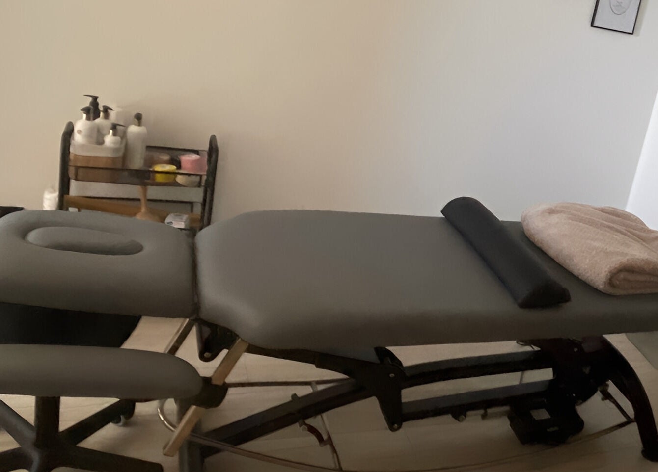 Stylowy stół masażowy w Sakura- Kobido Studio, Zamość, Województwo Lubelskie, PL, gotowy na zabiegi.