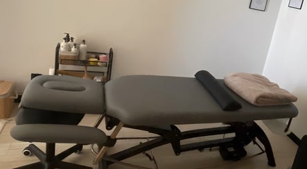 Stylowy stół masażowy w Sakura- Kobido Studio, Zamość, Województwo Lubelskie, PL, gotowy na zabiegi.