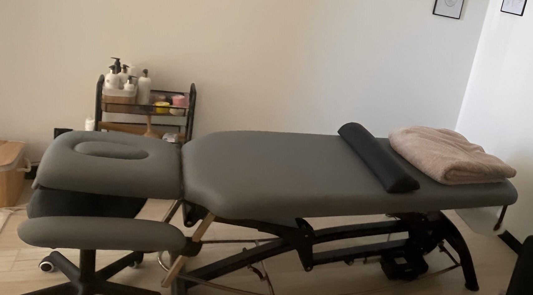 Stylowy stół masażowy w Sakura- Kobido Studio, Zamość, Województwo Lubelskie, PL, gotowy na zabiegi.