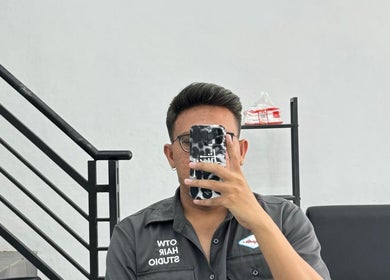 Person in Otw Hairstudio shirt taking a selfie in Jawa Barat, Jawa Barat, ID.