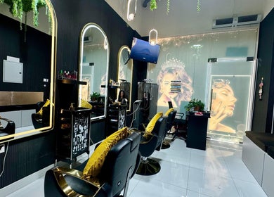 Chic interior of The Royalty Beauty Salon in Dubai, Dubai, AE with modern styling stations and luxury decor.